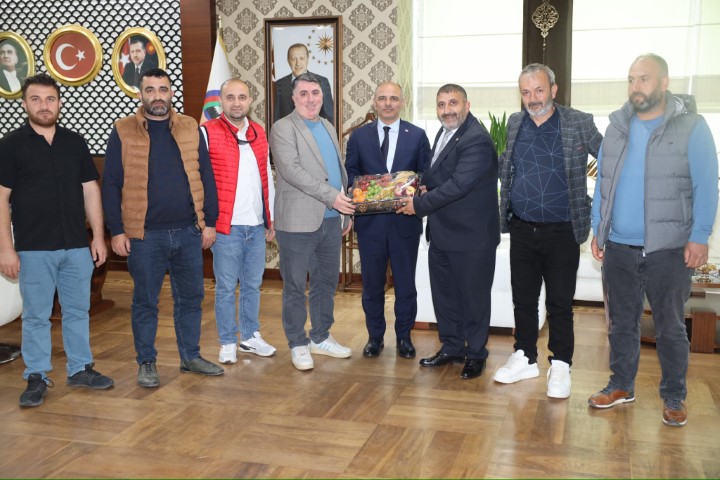 Bakan St, "Bizim Tek Gayemiz Hizmet"